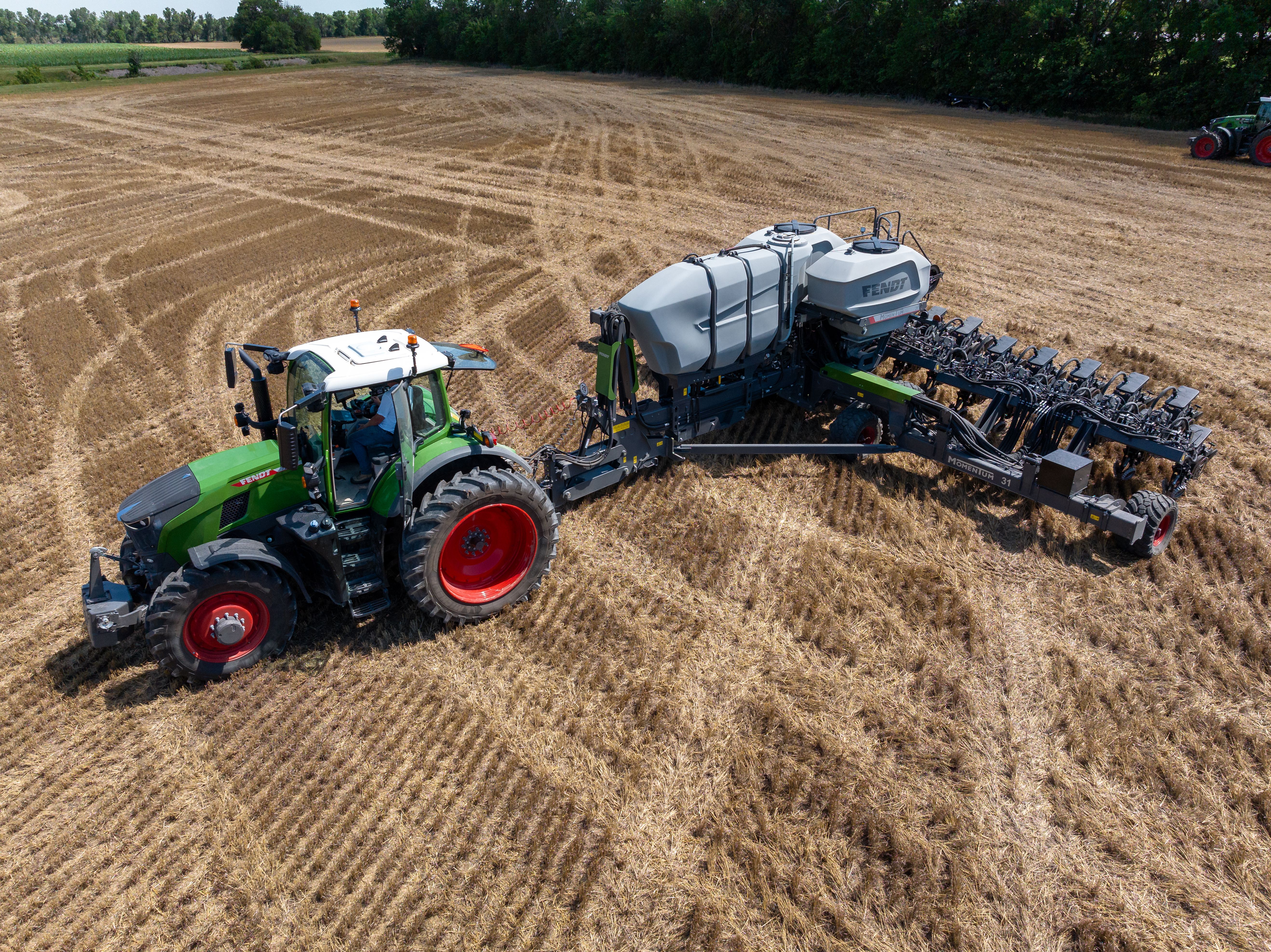 Fendt tractor and Planter